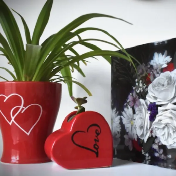 Square resin block with suspended blooms