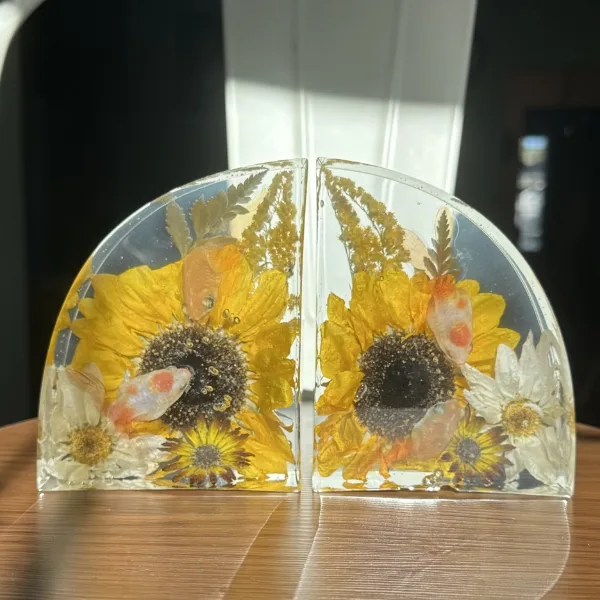 Resin bookends with preserved blooms