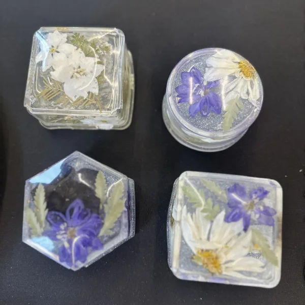 Resin jewelry box made with preserved flowers