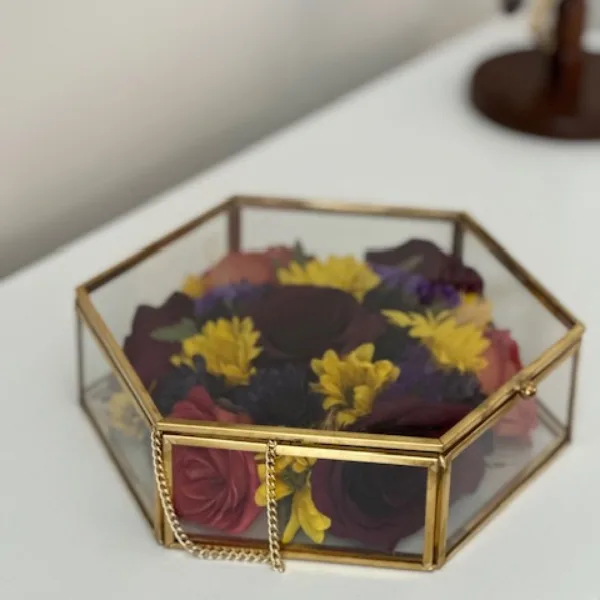 Hexagon shadow box with preserved arrangement
